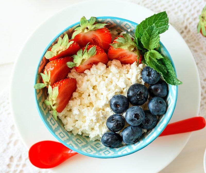 Was kann ich statt Joghurt essen, das natürlicher und proteinreicher ist?
