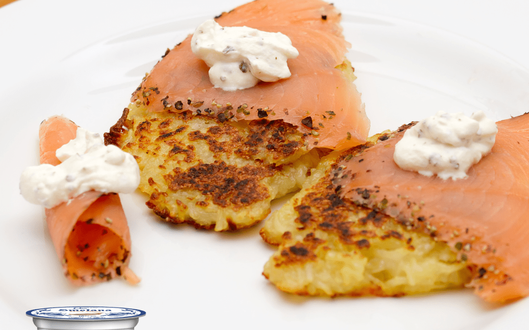Mini-Kartoffelrösti mit Smetana und Lachs