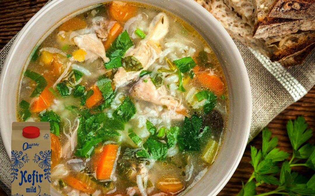 Hühnersuppe mit Kefir und Kräutern