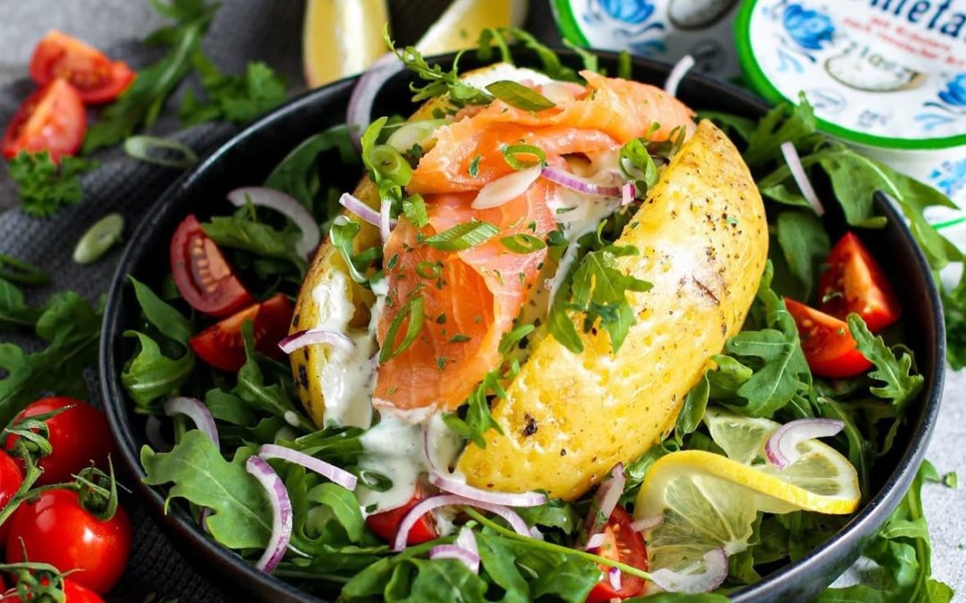 Ofenkartoffel mit Lachs, Smetana und Rucola
