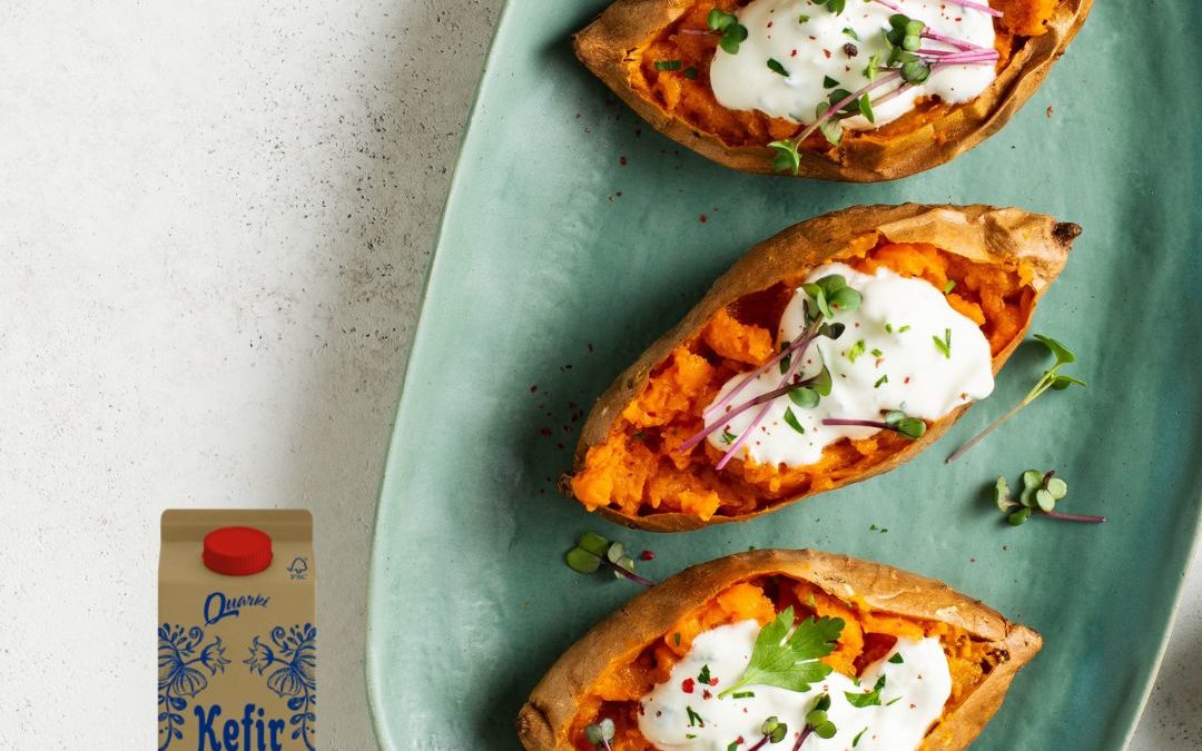 Gebackene Süßkartoffeln mit würzigem Kefir-Dip