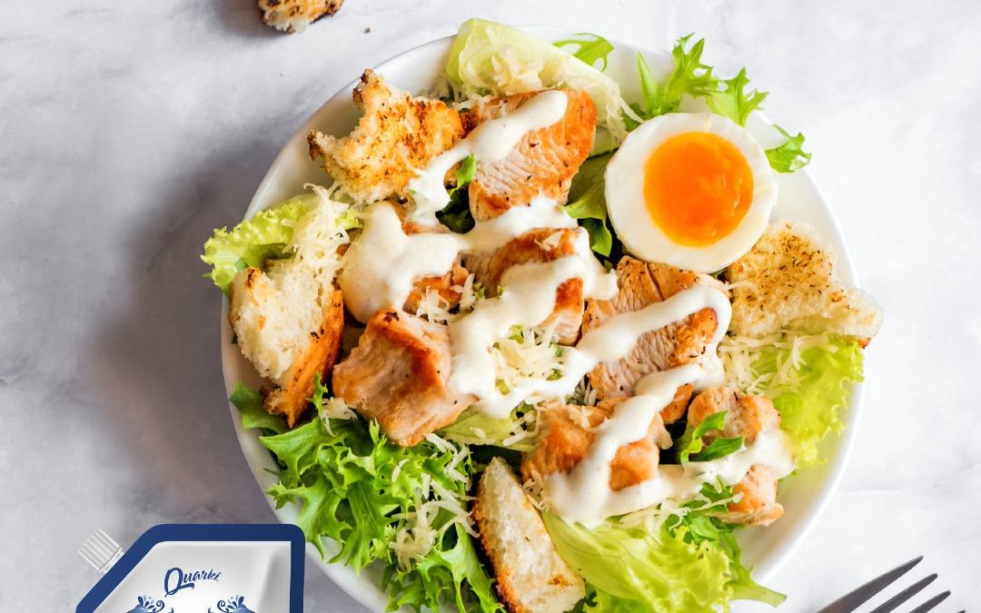 Klassischer Caesar-Salat mit knusprigen Croutons