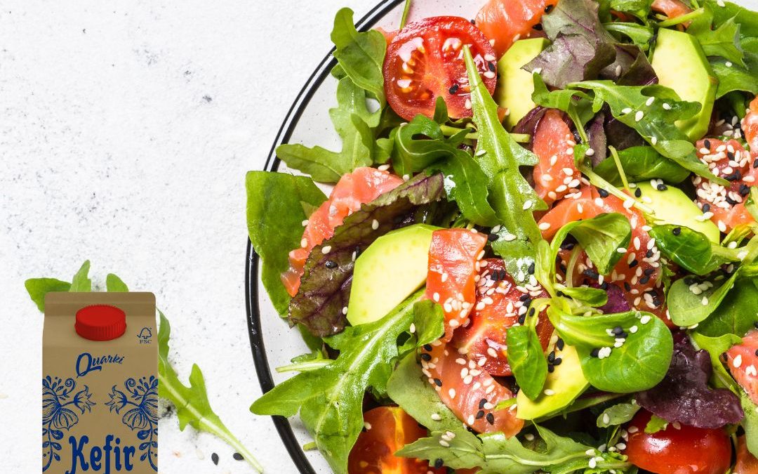 Leichter Lachs-Salat mit Kefir-Dressing